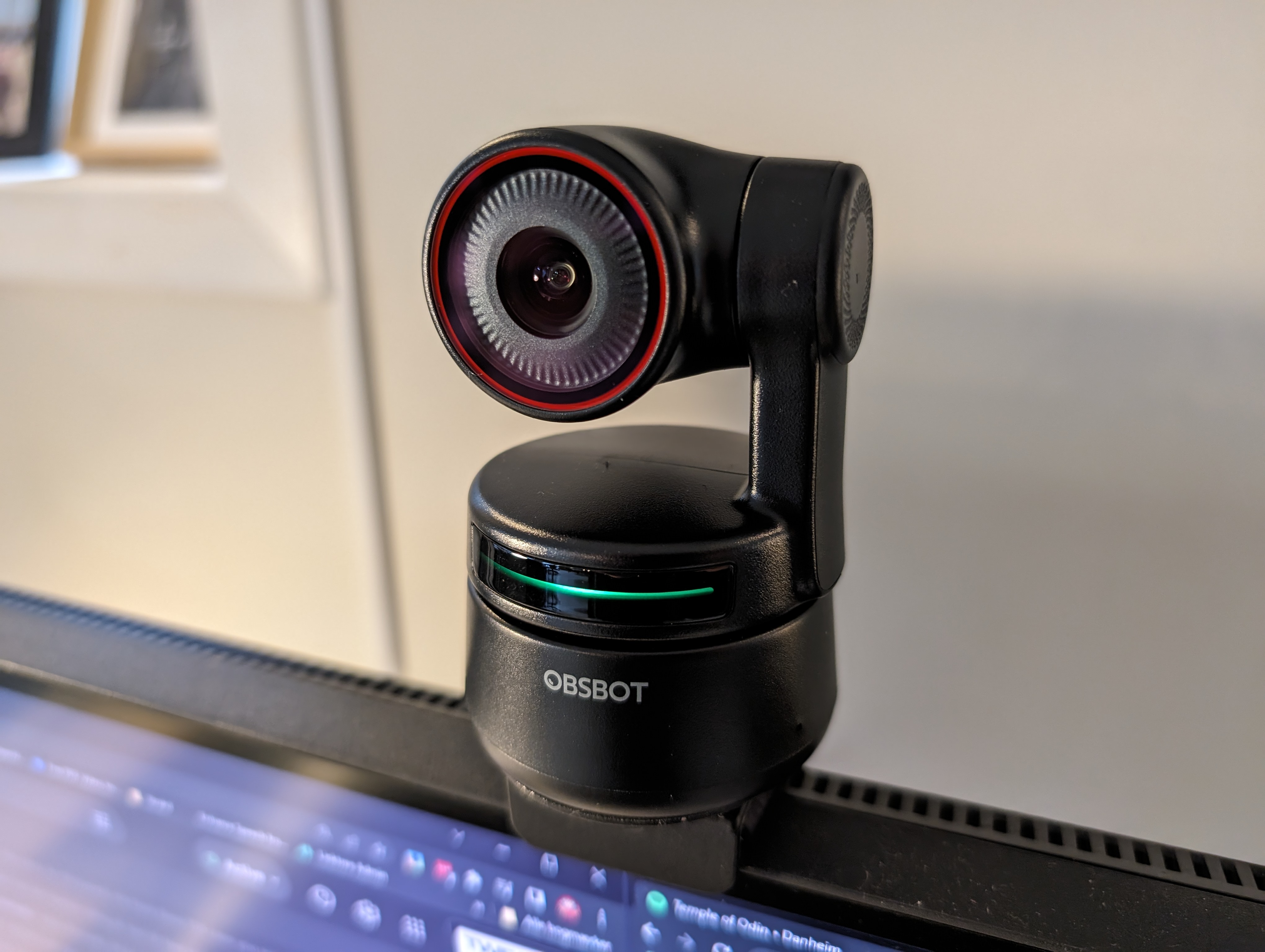 OBSBOT Tiny 4K Webcam auf dem Bildschirm montiert.jpg